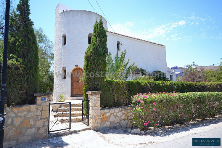 El Campello, Elegant and charming villa ready to be transformed into a beautiful dream home