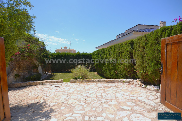 Elegant and charming villa ready to be transformed into a beautiful dream home