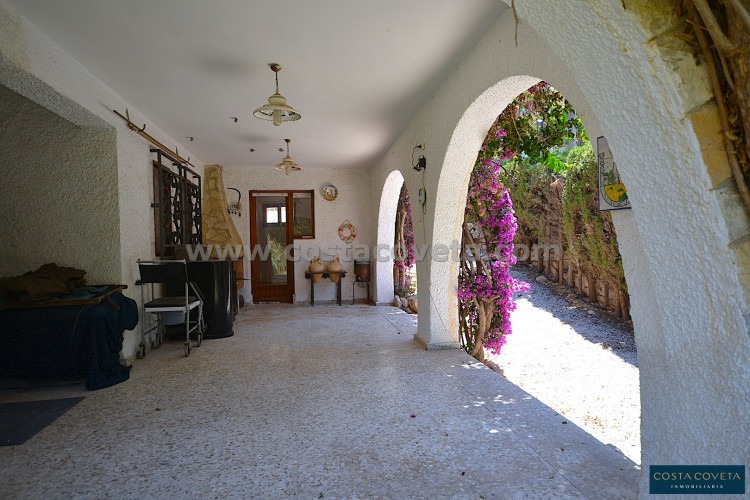 Elegant and charming villa ready to be transformed into a beautiful dream home