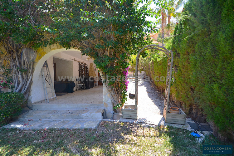 Elegant and charming villa ready to be transformed into a beautiful dream home