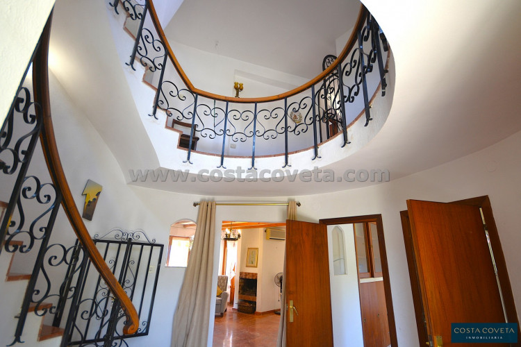 Elegant and charming villa ready to be transformed into a beautiful dream home