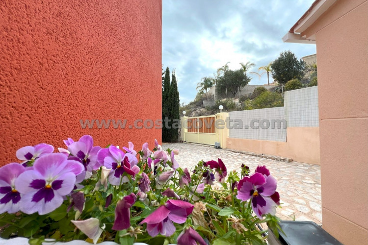 Charming detached villa in busot, very decorated with a magnificent garden.