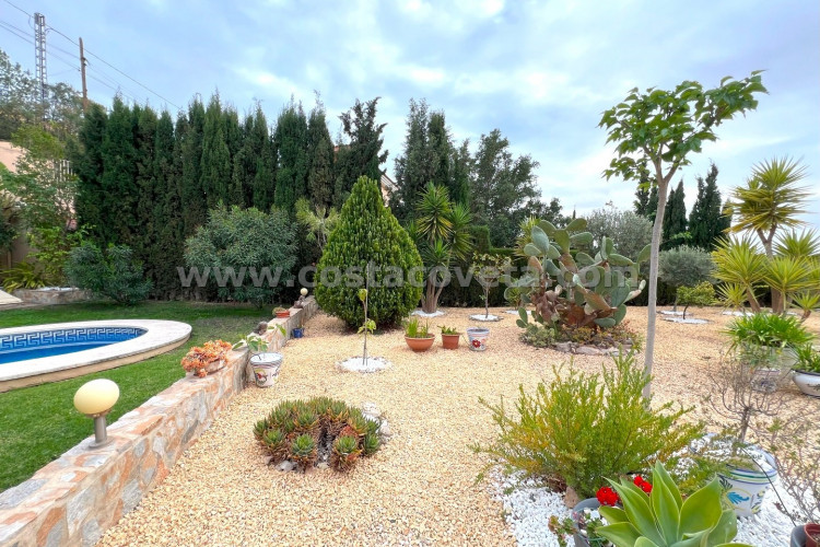 Charming detached villa in busot, very decorated with a magnificent garden.