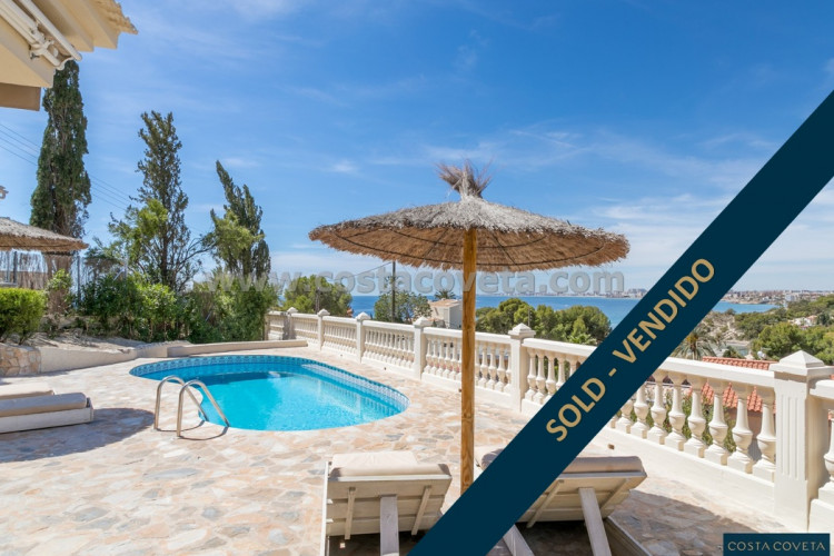 Fantastic and exclusive villa with splendid views to the sea.