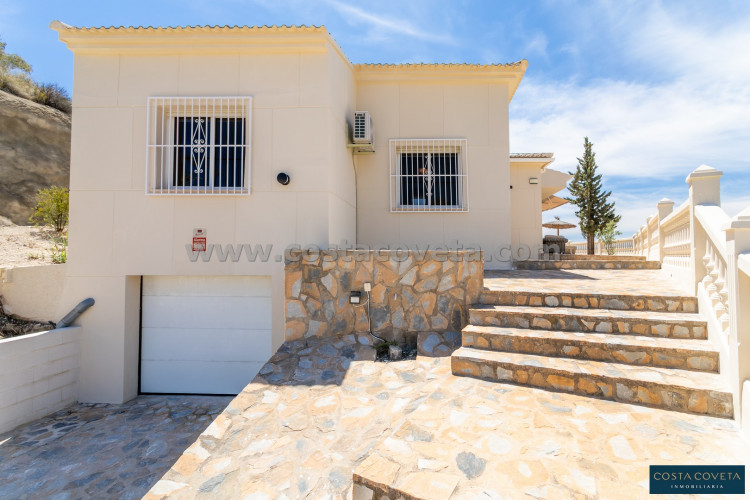 Fantastic and exclusive villa with splendid views to the sea.