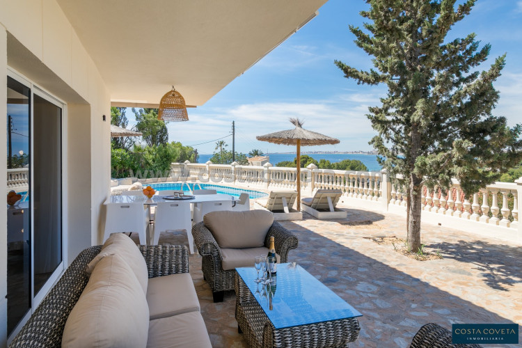 Fantastic and exclusive villa with splendid views to the sea.