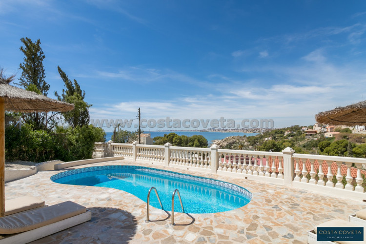 Fantastic and exclusive villa with splendid views to the sea.