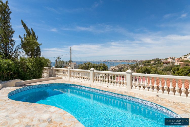 Fantastic and exclusive villa with splendid views to the sea.