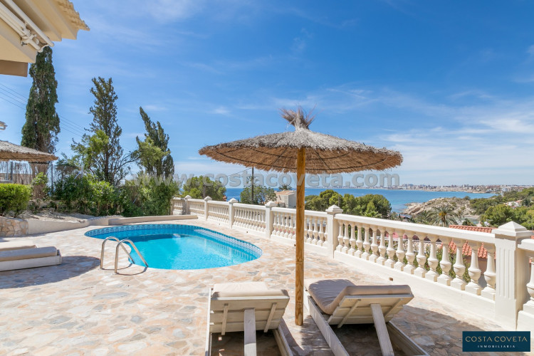 Fantastic and exclusive villa with splendid views to the sea.