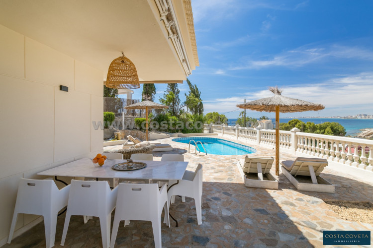 Fantastic and exclusive villa with splendid views to the sea.