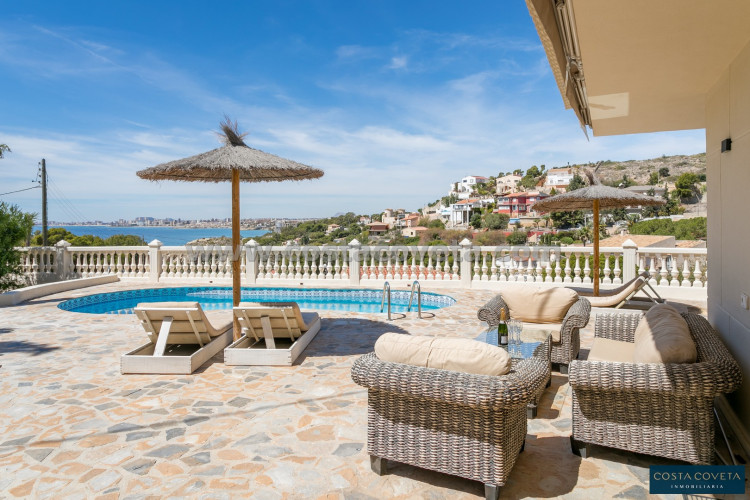 Fantastic and exclusive villa with splendid views to the sea.