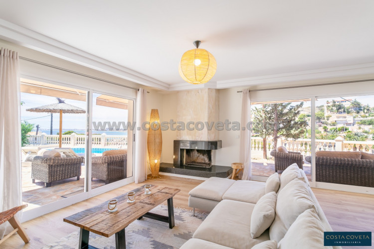 Fantastic and exclusive villa with splendid views to the sea.