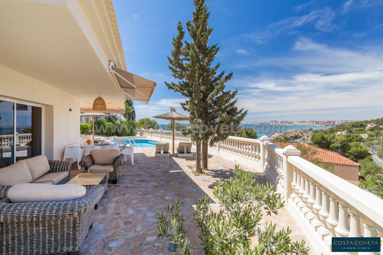 Fantastic and exclusive villa with splendid views to the sea.