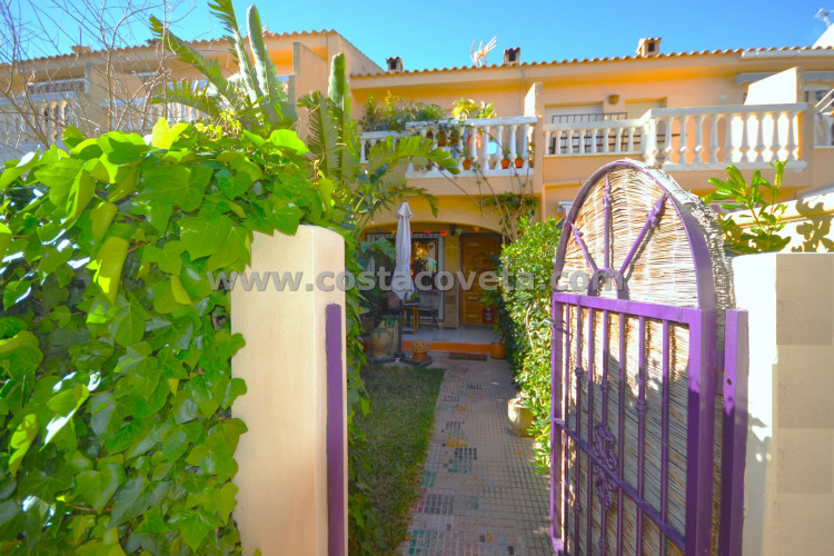 El Campello, BEAUTIFUL SEMI-DETACHED BUNGALOW IN RESIDENTIAL COMPLEX WITH SWIMMING POOL