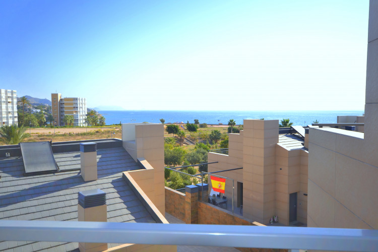 BEAUTIFUL SEMI-DETACHED IN RESIDENTIAL LA MAR ON THE SEAFRONT AT EL CAMPELLO