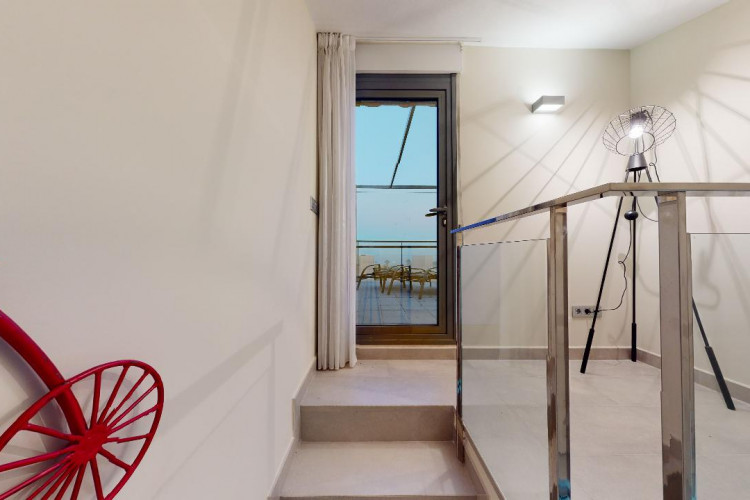 BEAUTIFUL SEMI-DETACHED IN RESIDENTIAL LA MAR ON THE SEAFRONT AT EL CAMPELLO
