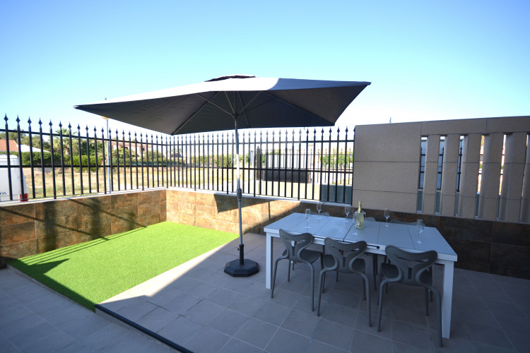 BEAUTIFUL SEMI-DETACHED IN RESIDENTIAL LA MAR ON THE SEAFRONT AT EL CAMPELLO