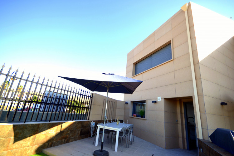 BEAUTIFUL SEMI-DETACHED IN RESIDENTIAL LA MAR ON THE SEAFRONT AT EL CAMPELLO