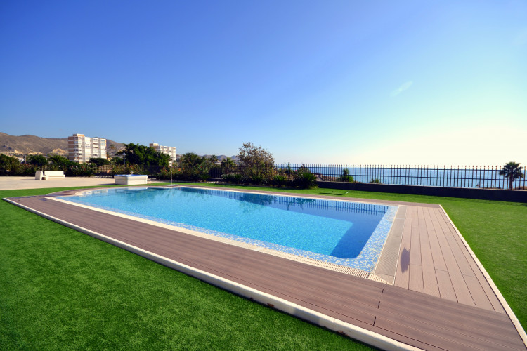 BEAUTIFUL SEMI-DETACHED IN RESIDENTIAL LA MAR ON THE SEAFRONT AT EL CAMPELLO