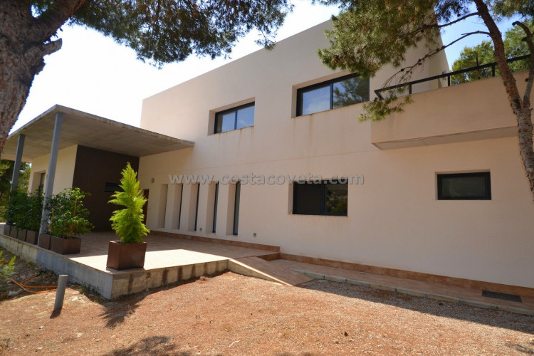 Stylish modern villa is new constructed with large garden in Coveta Fuma El Campello