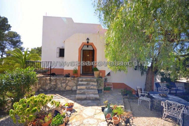 Cosy and familiar home with an exciting garden in Coveta Fuma.