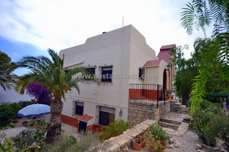 El Campello,  Cosy and familiar home with an exciting garden in Coveta Fuma.