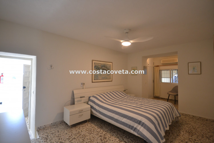 Very well maintained villa with heated pool in la Coveta Fuma a stones throw from the beach