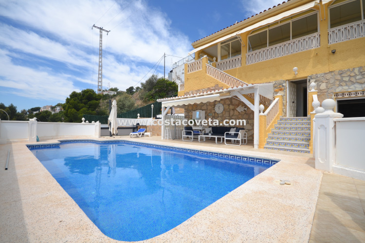 Very well maintained villa with heated pool in la Coveta Fuma a stones throw from the beach
