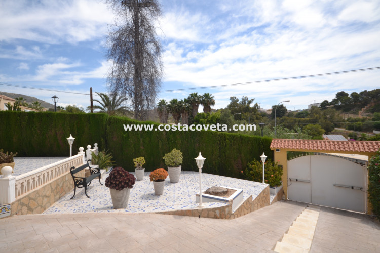 Very well maintained villa with heated pool in la Coveta Fuma a stones throw from the beach