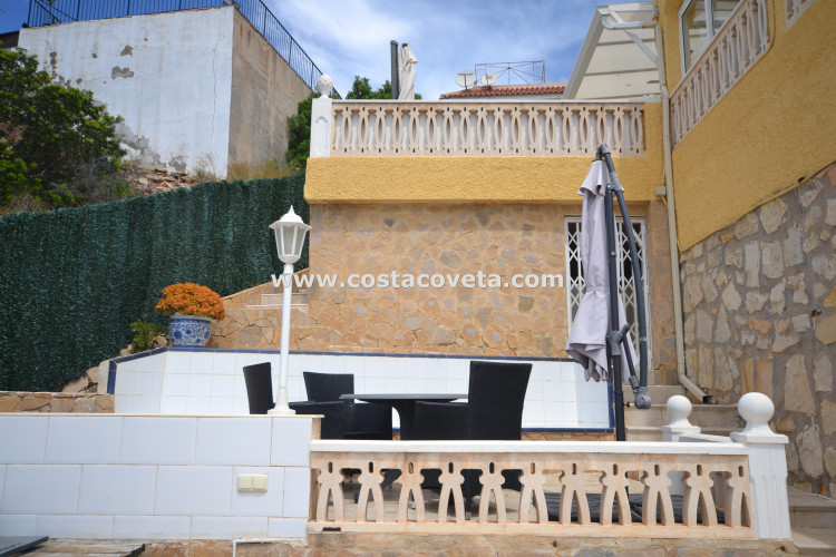Very well maintained villa with heated pool in la Coveta Fuma a stones throw from the beach