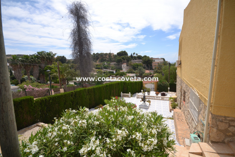 Very well maintained villa with heated pool in la Coveta Fuma a stones throw from the beach