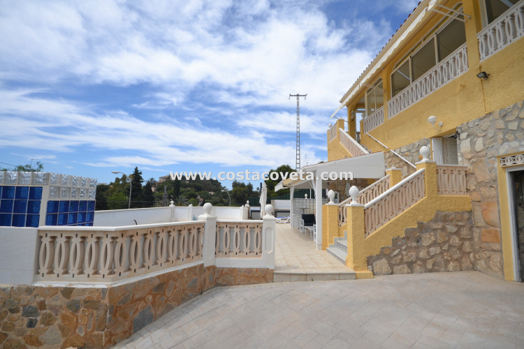 Very well maintained villa with heated pool in la Coveta Fuma a stones throw from the beach