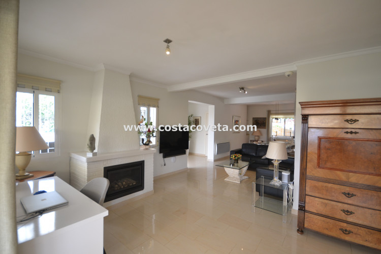Very well maintained villa with heated pool in la Coveta Fuma a stones throw from the beach