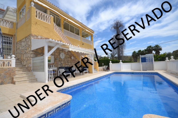 El Campello, Very well maintained villa with heated pool in la Coveta Fuma a stones throw from the beach