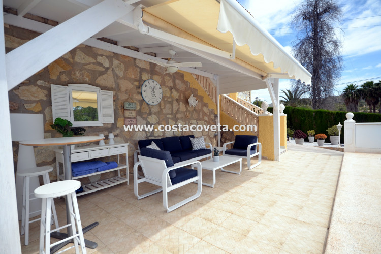 Very well maintained villa with heated pool in la Coveta Fuma a stones throw from the beach