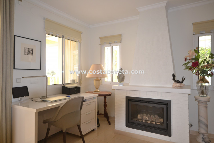 Very well maintained villa with heated pool in la Coveta Fuma a stones throw from the beach