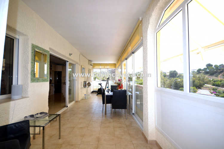 Very well maintained villa with heated pool in la Coveta Fuma a stones throw from the beach
