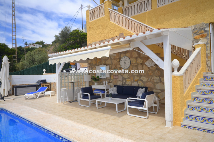 Very well maintained villa with heated pool in la Coveta Fuma a stones throw from the beach