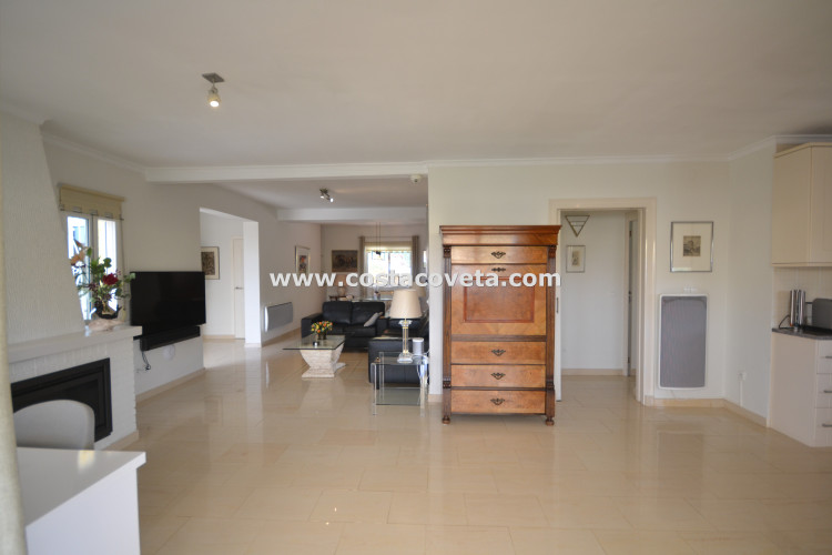 Very well maintained villa with heated pool in la Coveta Fuma a stones throw from the beach