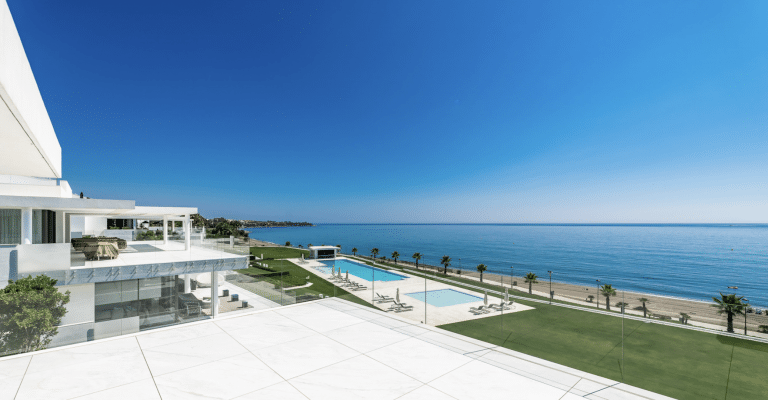 Luxe strandfront eigendommen te koop in Marbella