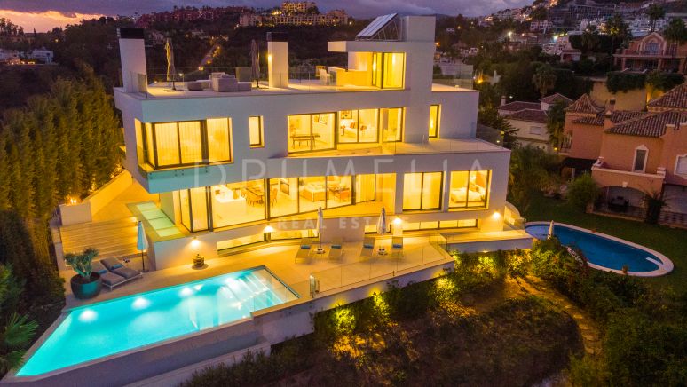 Atemberaubende Villa im zeitgenössischen Stil mit Blick auf Meer und Berge, La Quinta, Benahavis