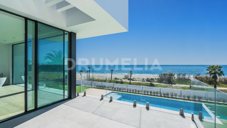 Unieke gloednieuwe frontlinie strand moderne luxe villa, New Golden Mile, Estepona