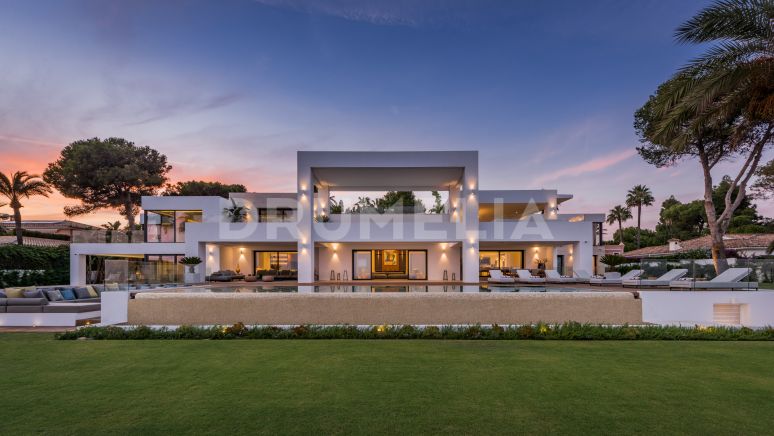 Werkelijk adembenemende moderne villa aan zee, El Paraiso Barronal, Estepona