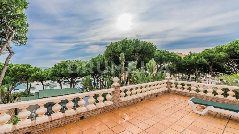 Impresionante Villa Adosada de lujo en la playa en Puerto de Cabopino, Marbella