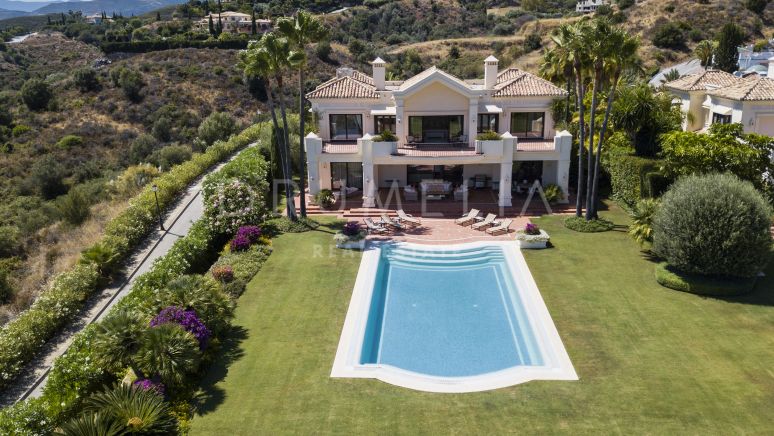 Imposante villa classique avec vue sur la mer dans l'exclusif Marbella Hill Club