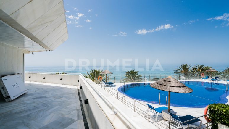 Stijlvol gerenoveerd appartement aan het strand met uitzicht op Afrika, Marbella