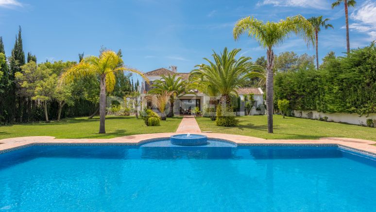 Magnífica casa clásica mediterránea de lujo en Guadalmina Baja, San Pedro de Alcántara, Marbella