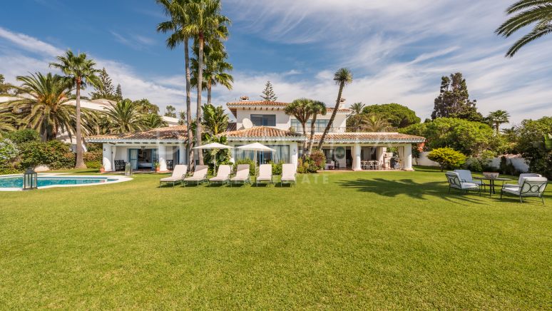 Opmerkelijke villa aan het strand in mediterrane stijl, Casasola