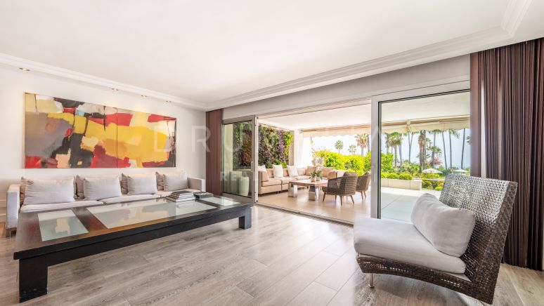 Front-line ground floor modern luxury apartment with frontal sea views in Los Granados, Puerto Banús