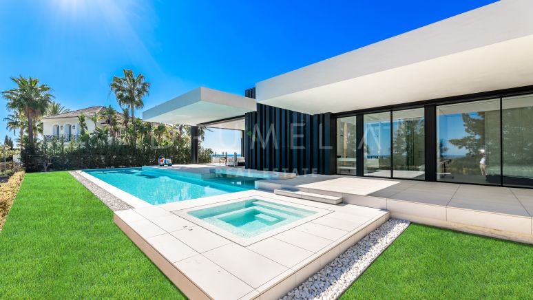 Exquisite Frontline Golf Property with Stunning Views and High-End Features, La Alqueria, Benahavis